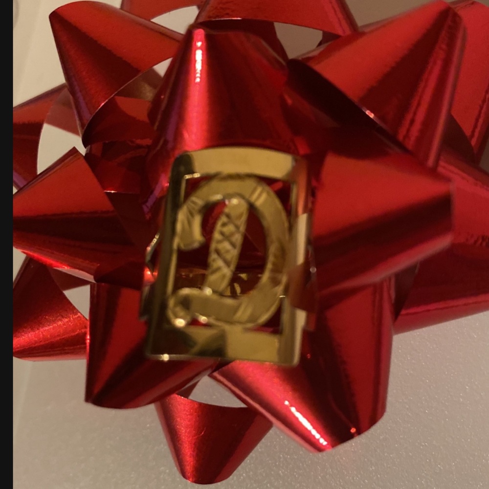 Ring in 18k gold, number 8, with the letter D
